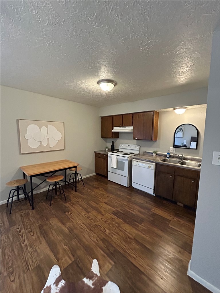 3900 Old College Road 28