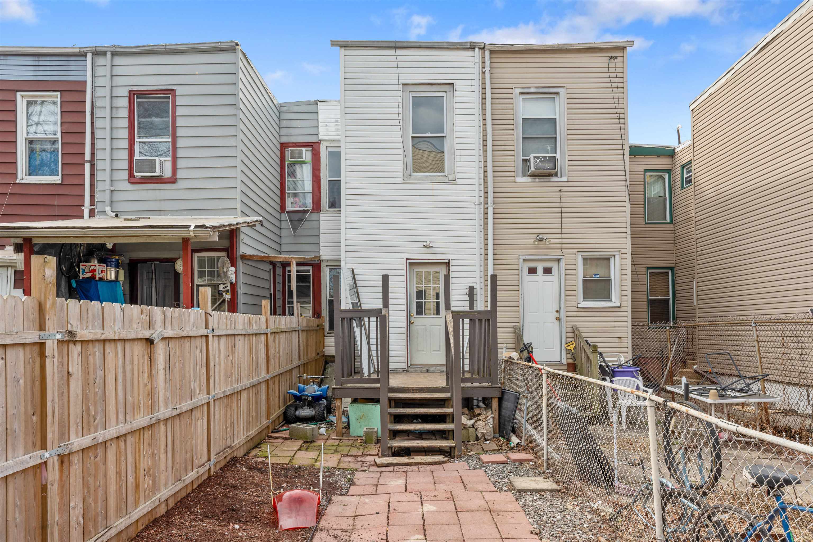 196 UNION ST