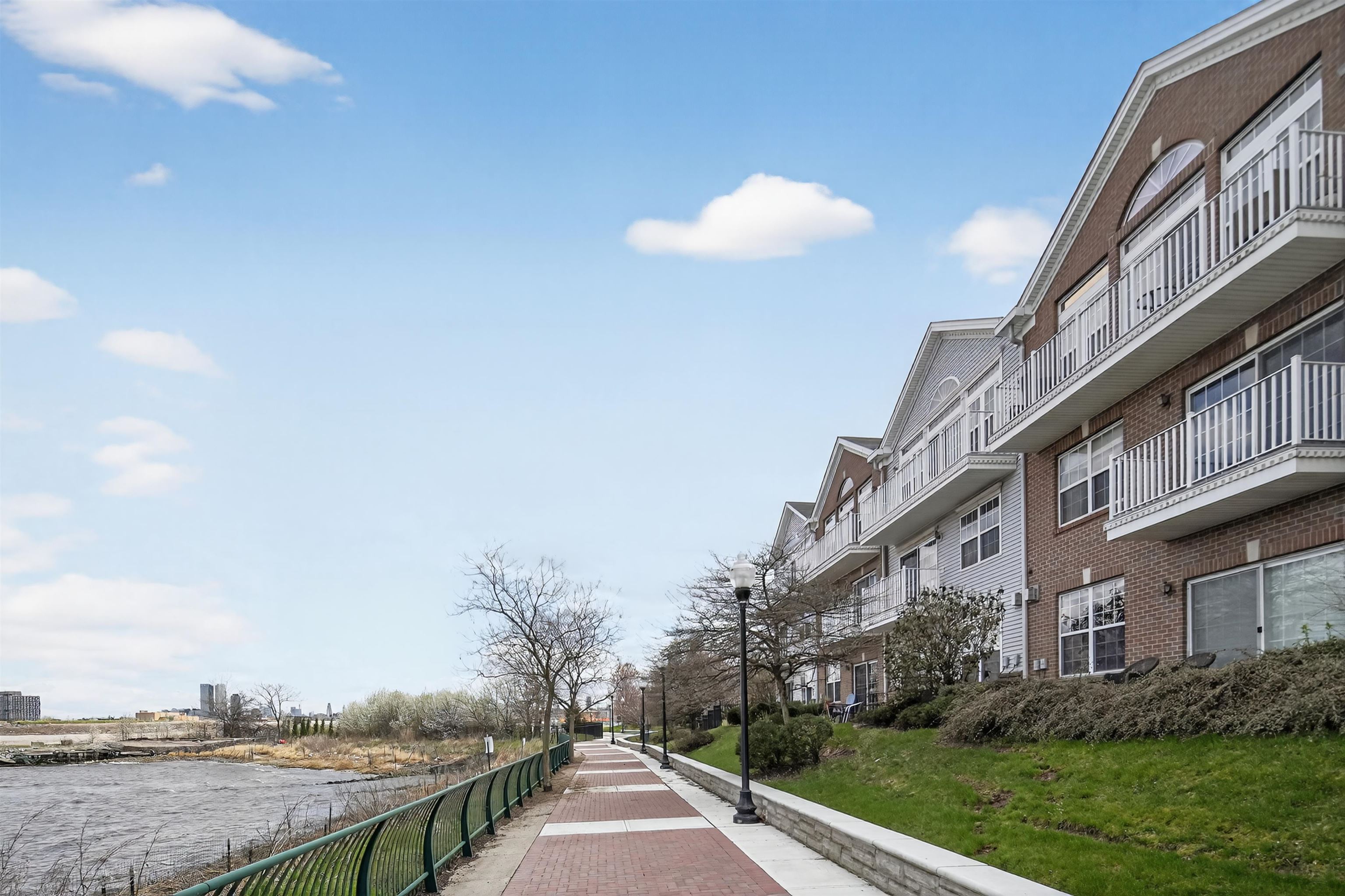 92 LYON CT