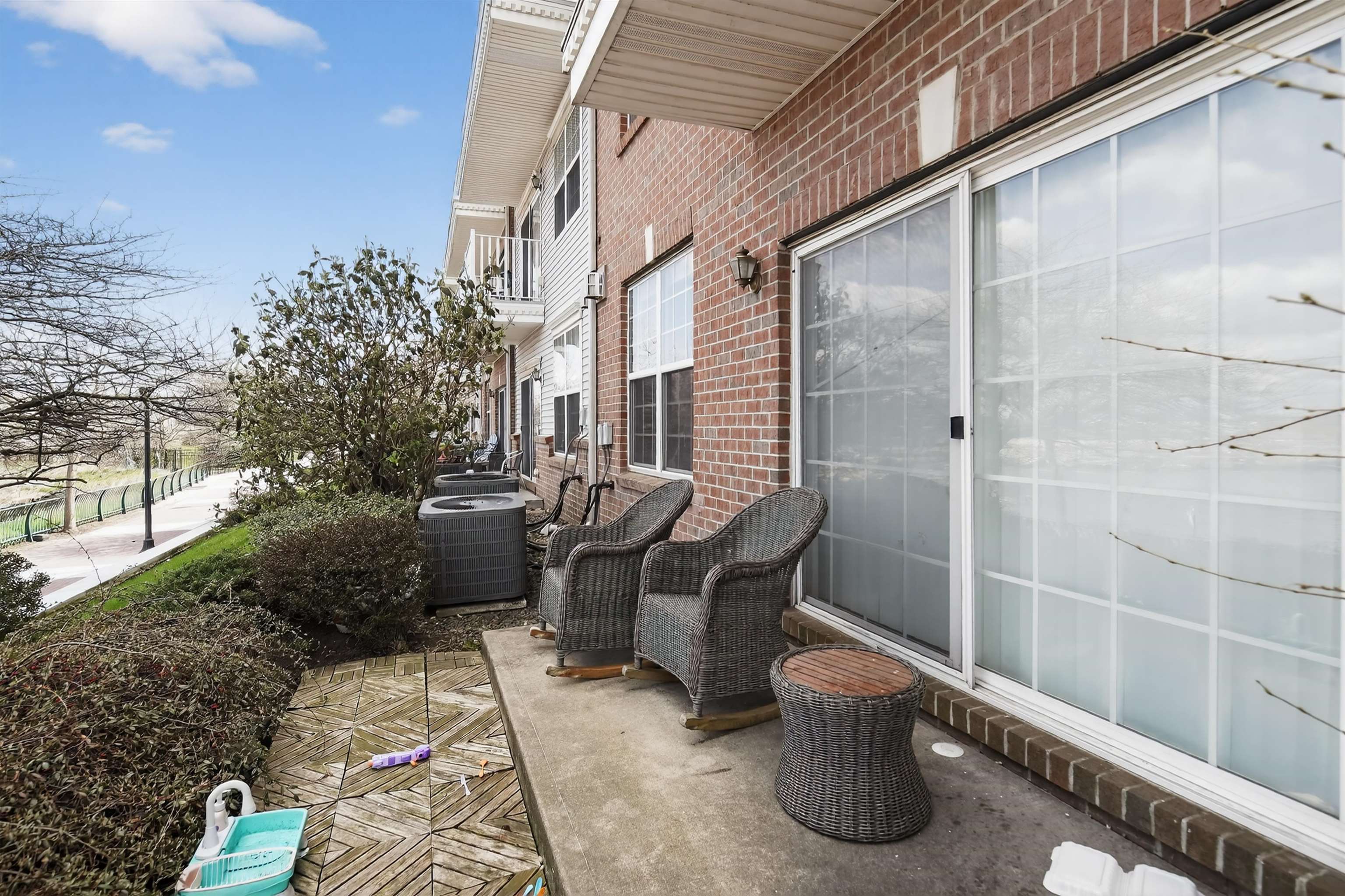 92 LYON CT