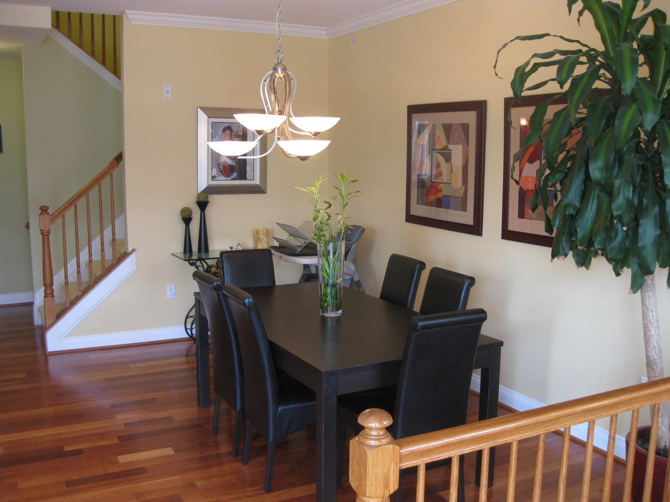 9 SURRY CT