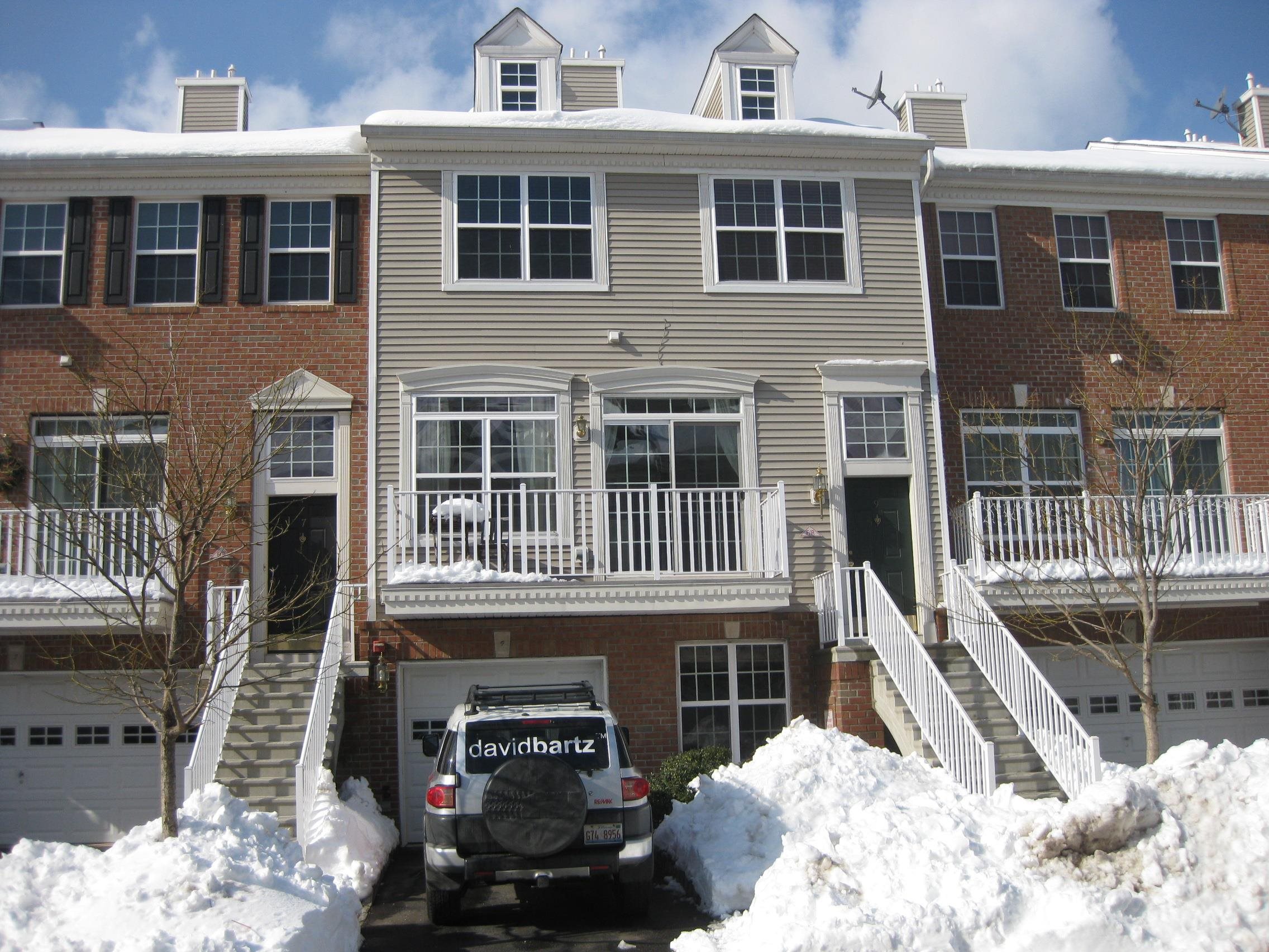 9 SURRY CT