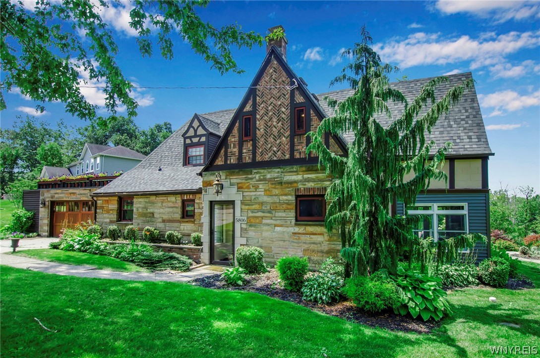 5806 Lakecrest Drive