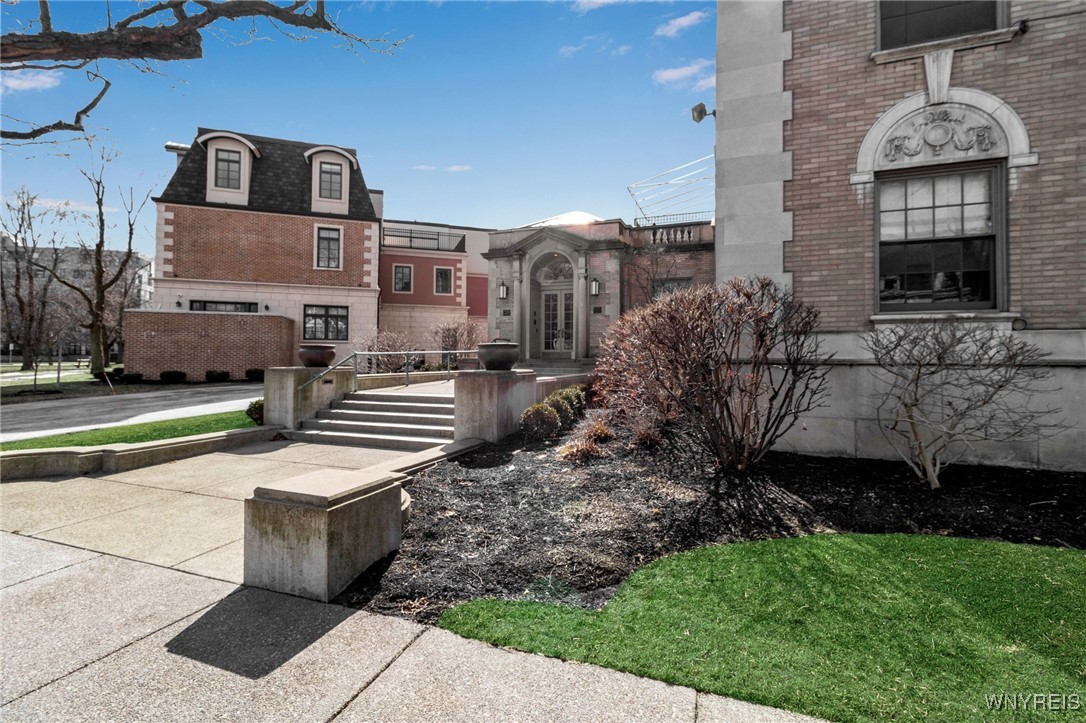 33 Gates Circle 10B