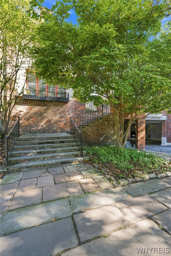 8 Mayfair Lane