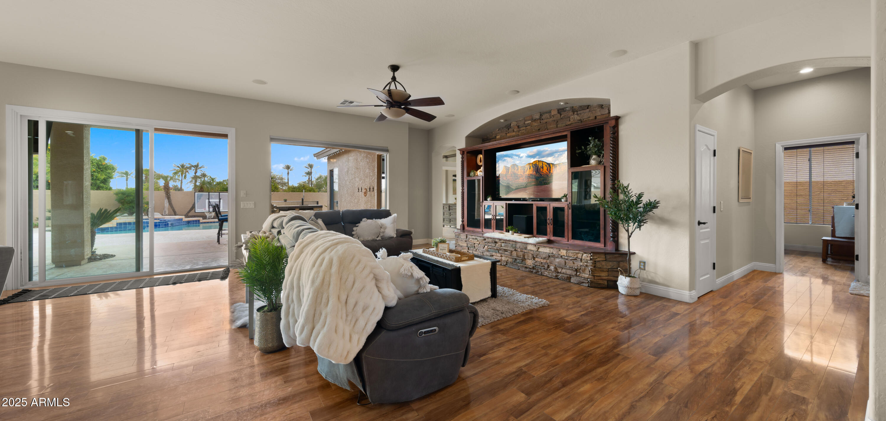 7037 S TROPHY Lane