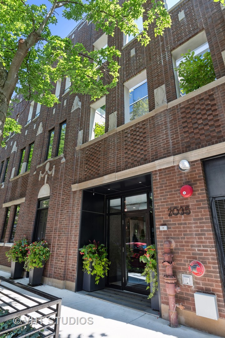 2035 N Orleans Street Unit: PH-W