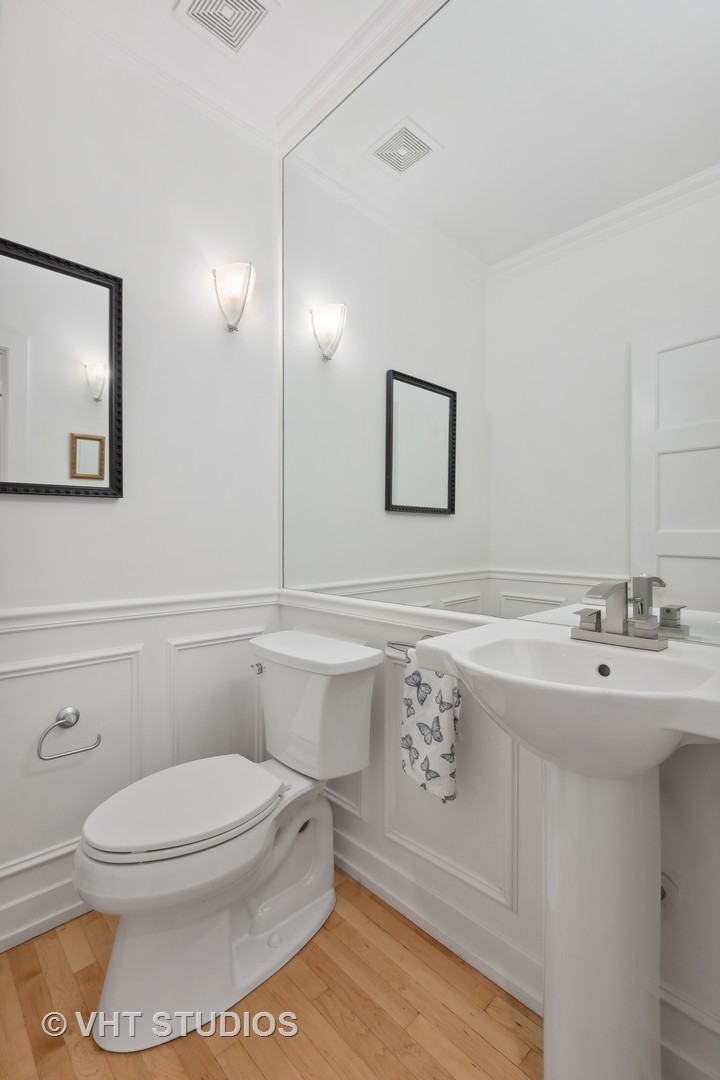 2137 N Seminary Avenue