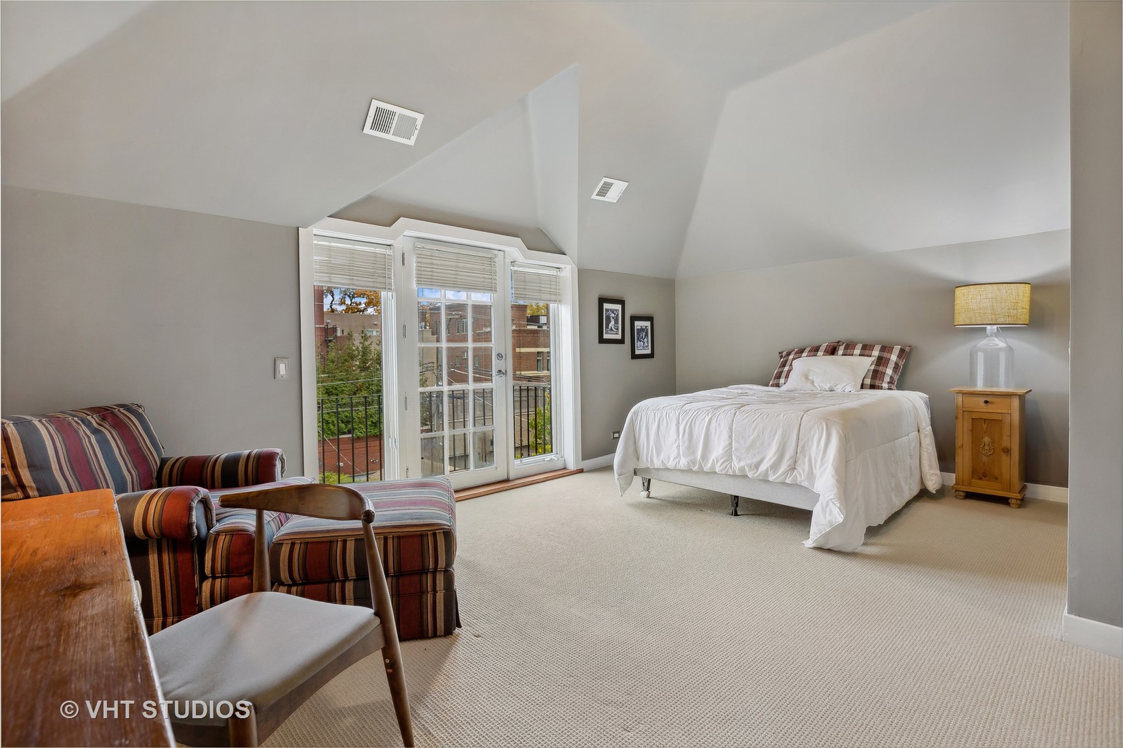 2137 N Seminary Avenue