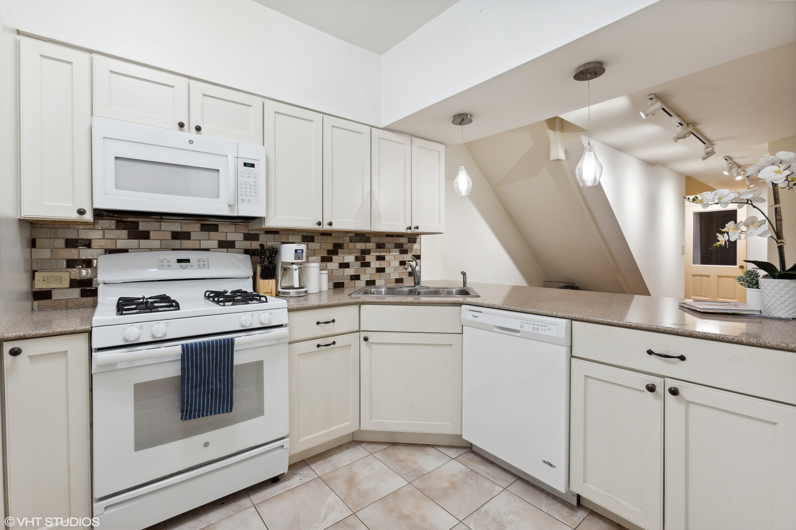 1936 N Lincoln Avenue Unit: GARDEN