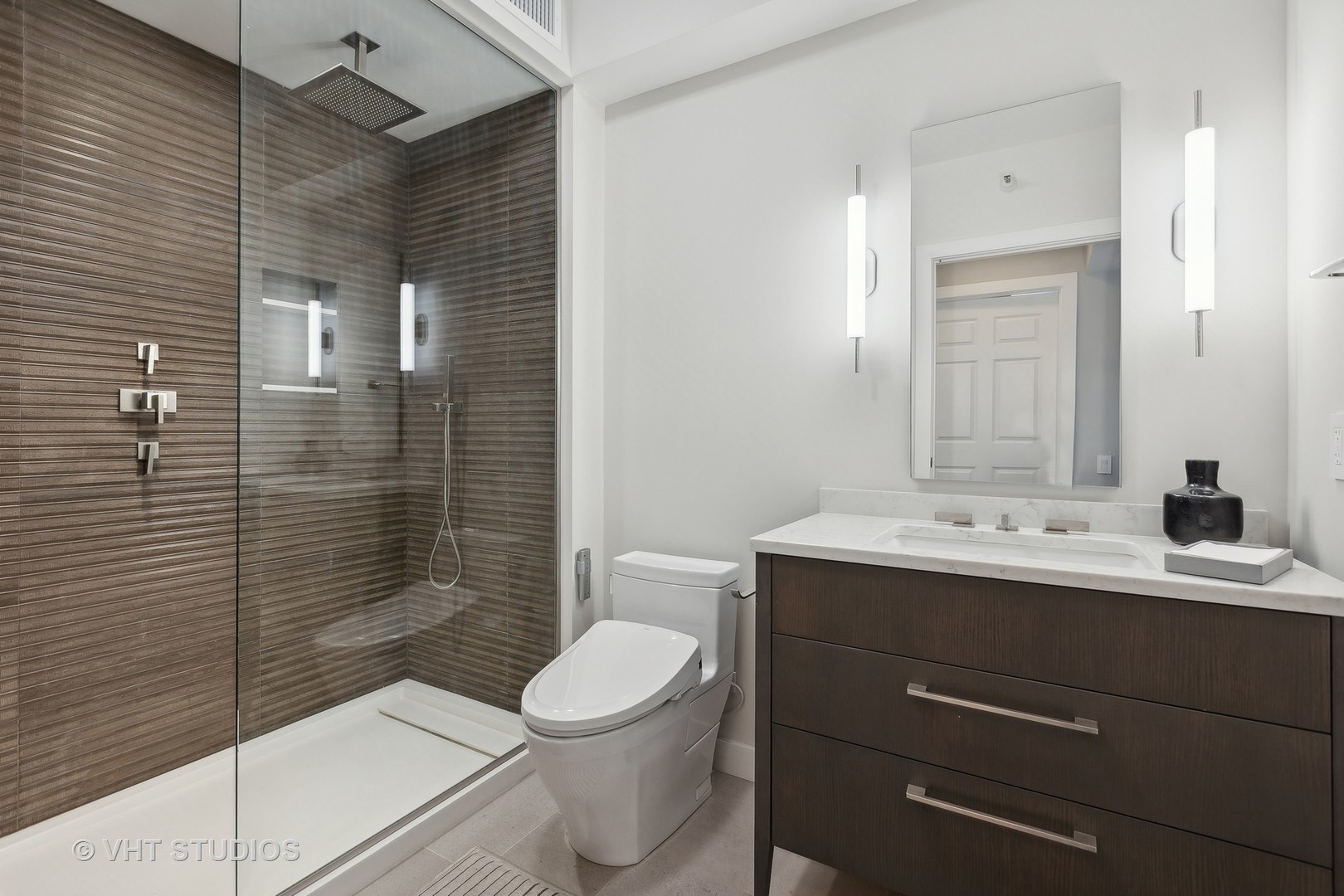 25 E SUPERIOR Street Unit: 1902