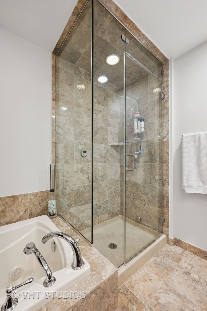 600 N Lake Shore Drive Unit: 2001