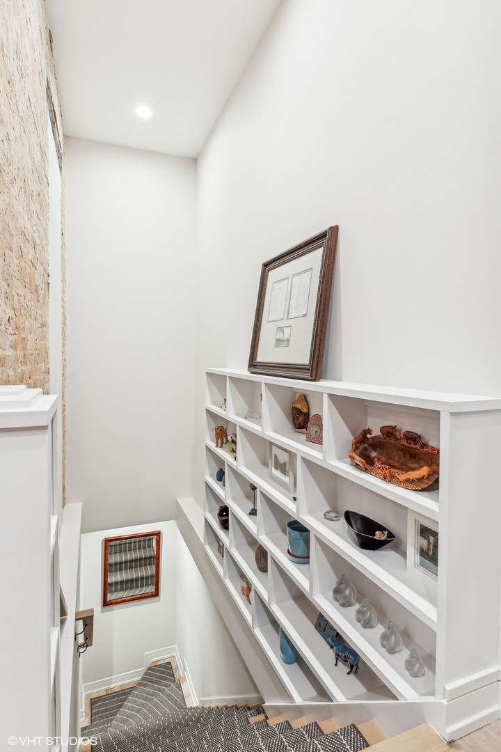 915 N HOYNE Avenue Unit: 2