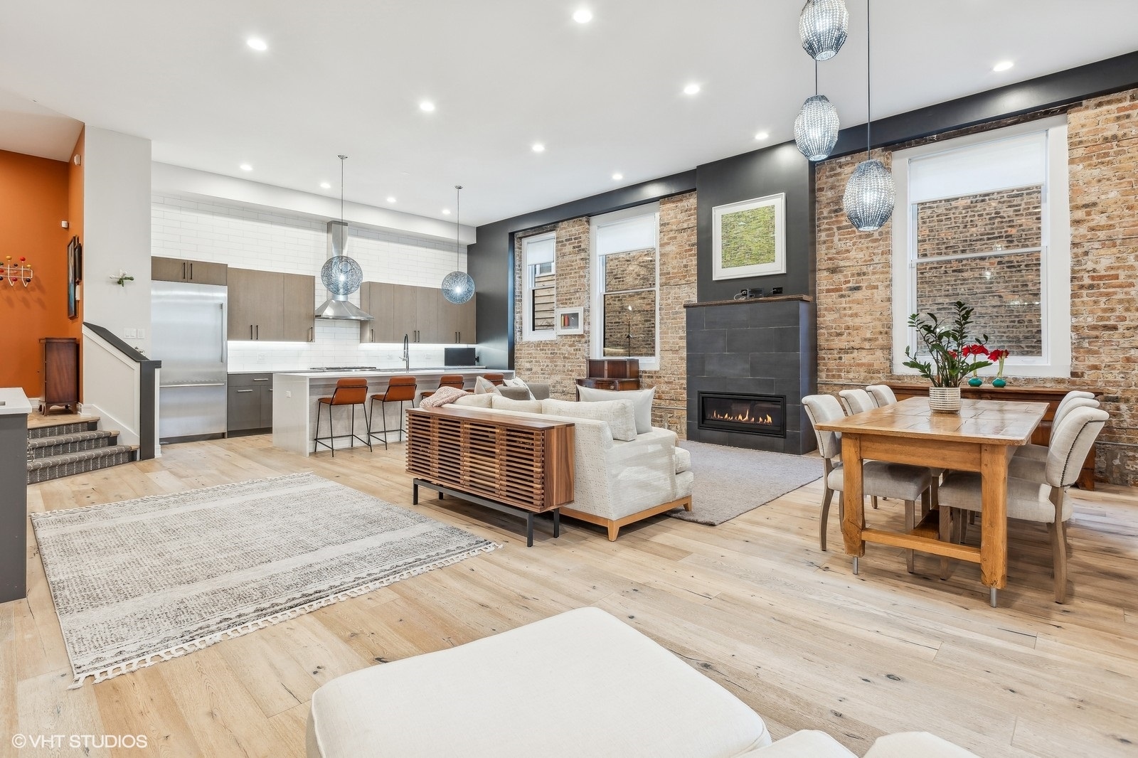 915 N HOYNE Avenue Unit: 2