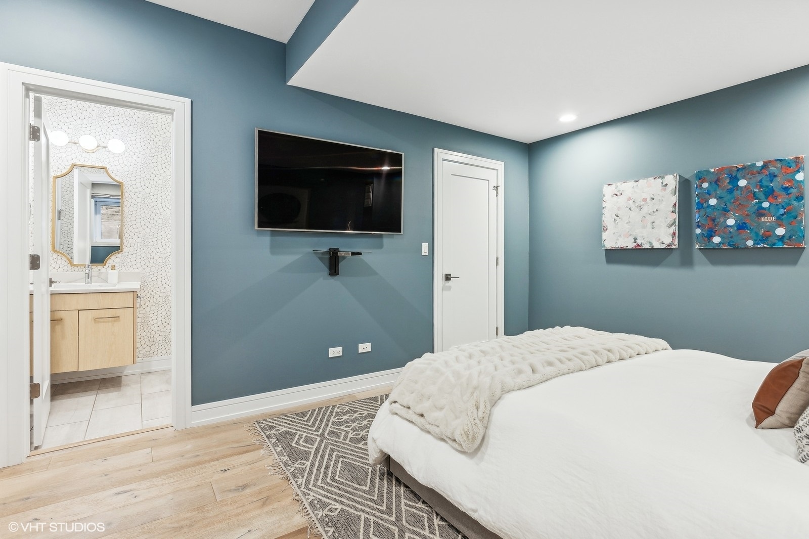 915 N HOYNE Avenue Unit: 2