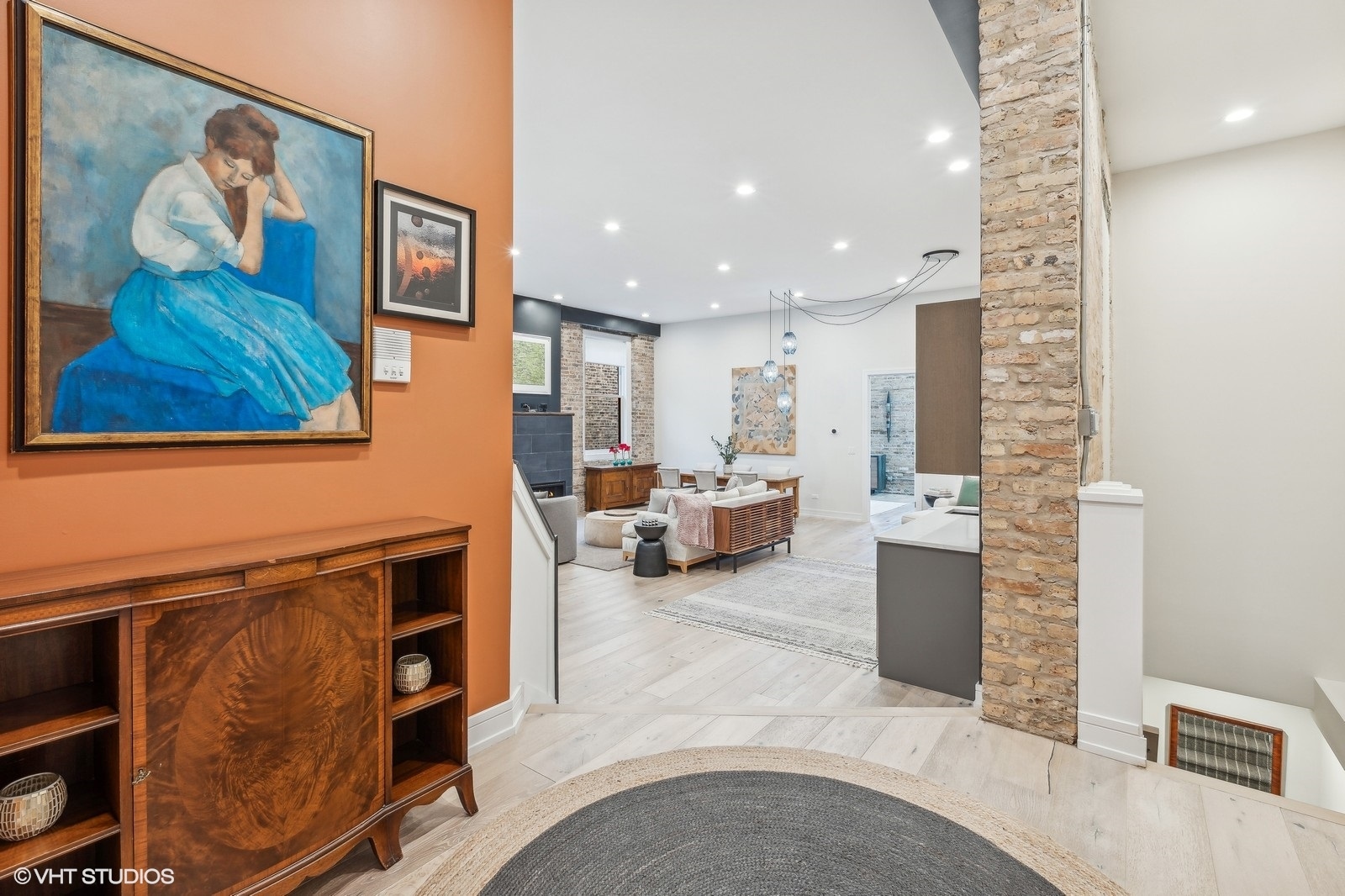 915 N HOYNE Avenue Unit: 2