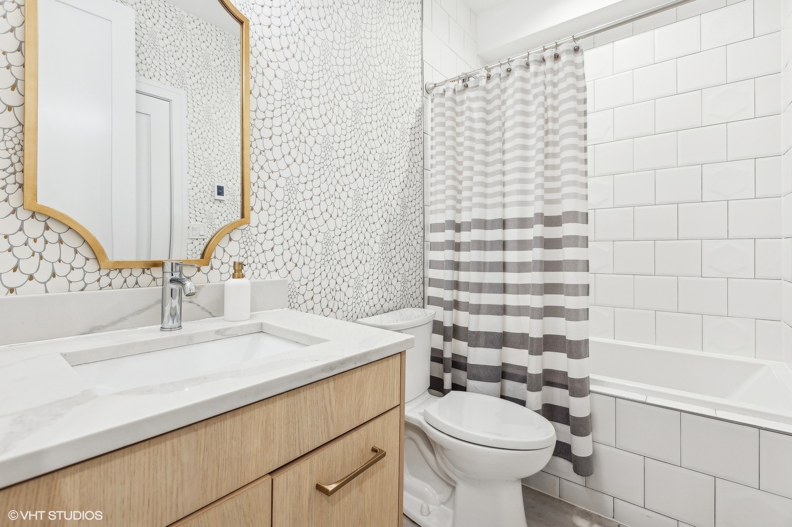 915 N HOYNE Avenue Unit: 2