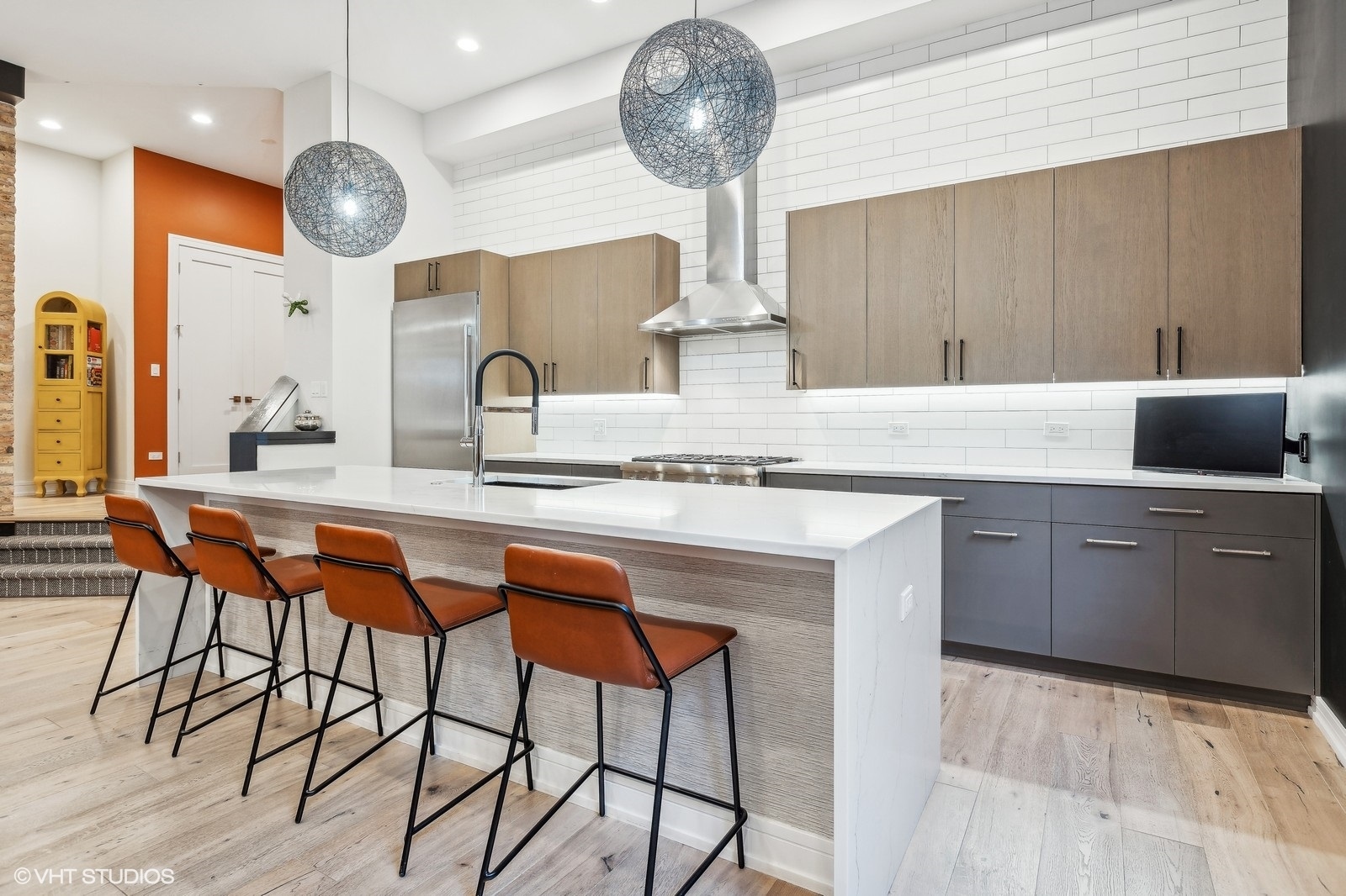 915 N HOYNE Avenue Unit: 2