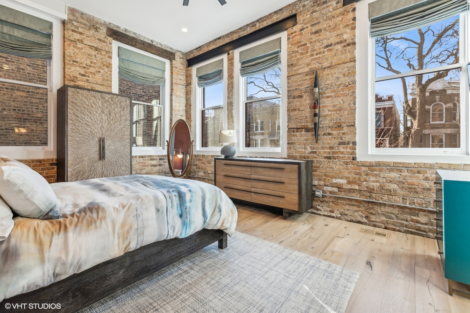 915 N HOYNE Avenue Unit: 2