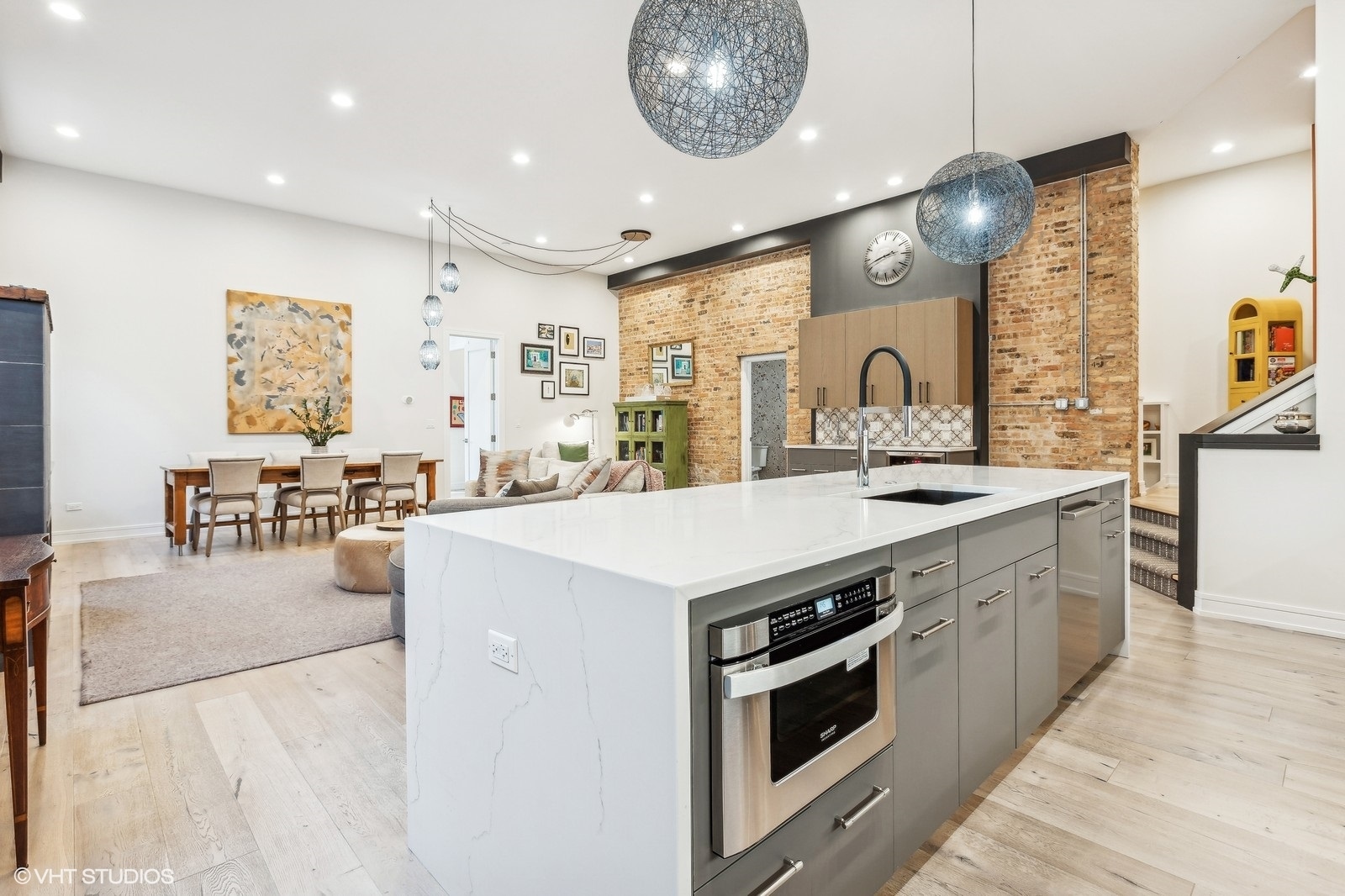 915 N HOYNE Avenue Unit: 2