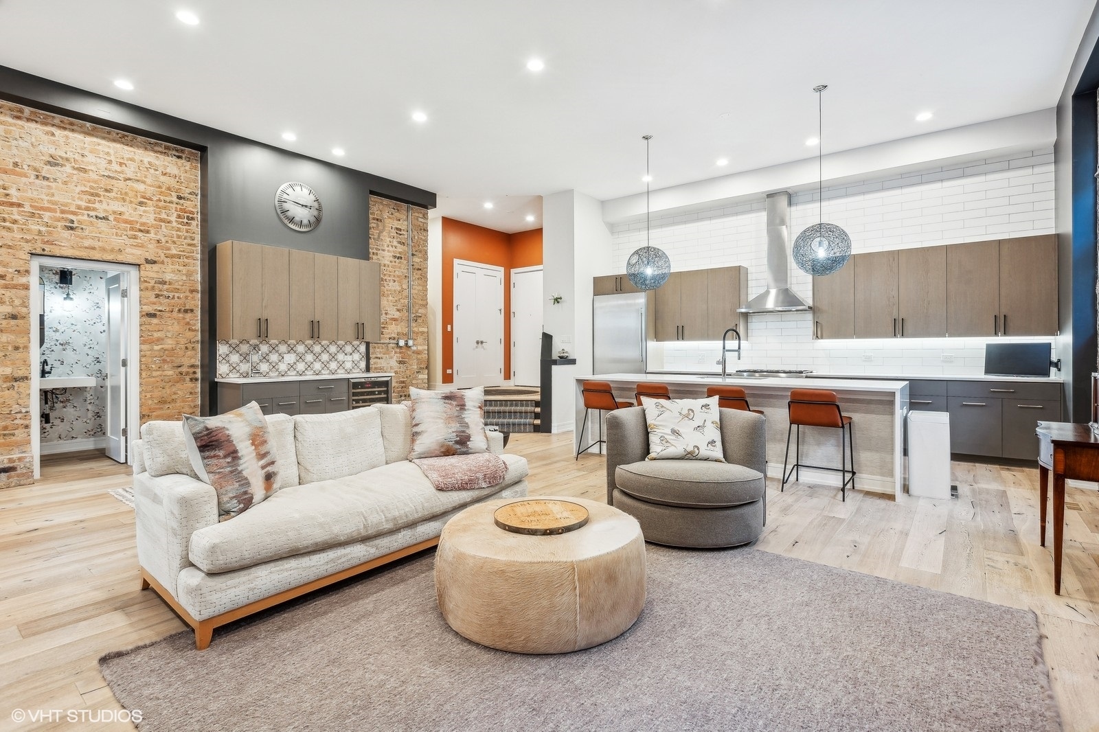 915 N HOYNE Avenue Unit: 2