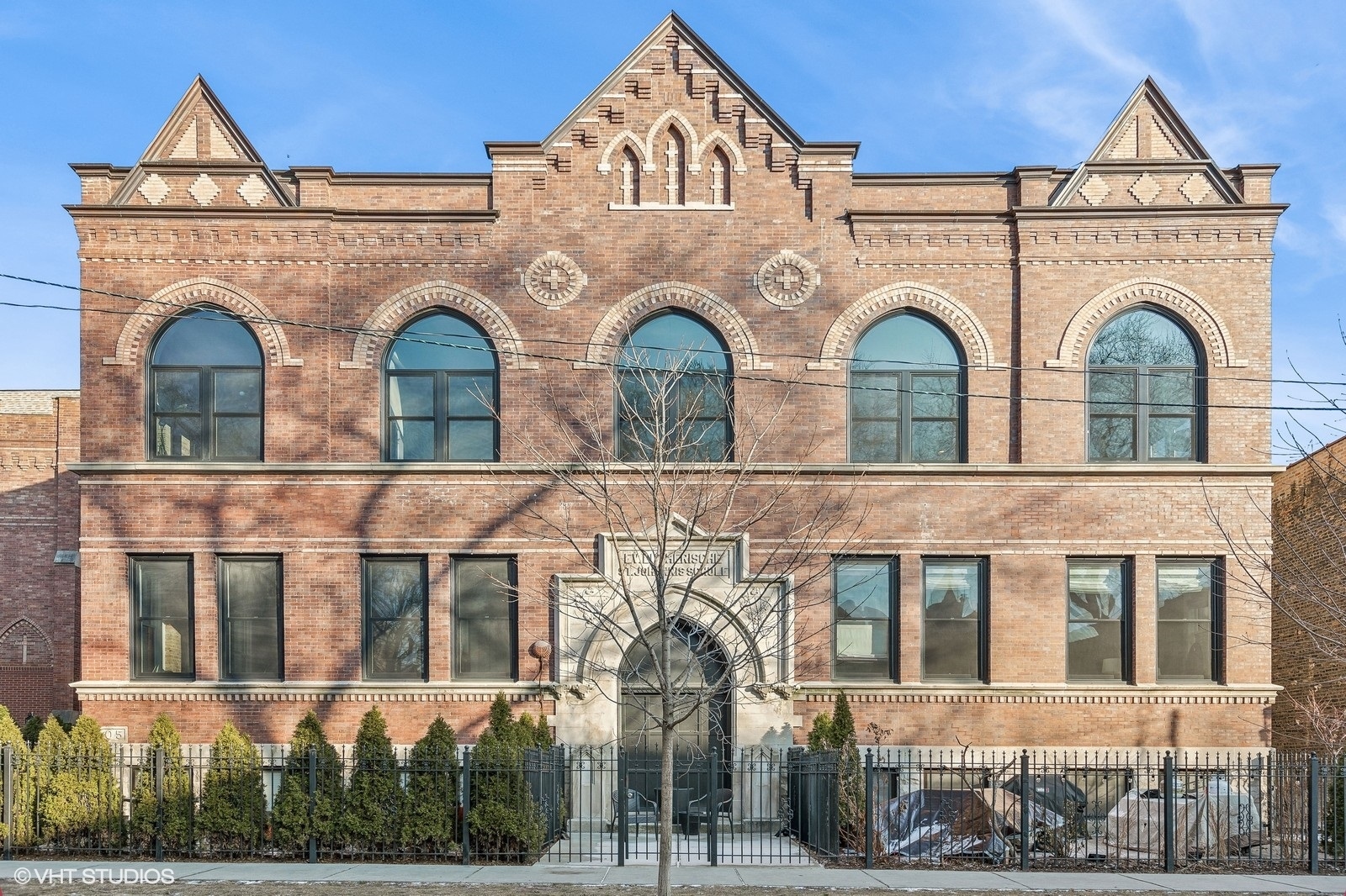 915 N HOYNE Avenue Unit: 2