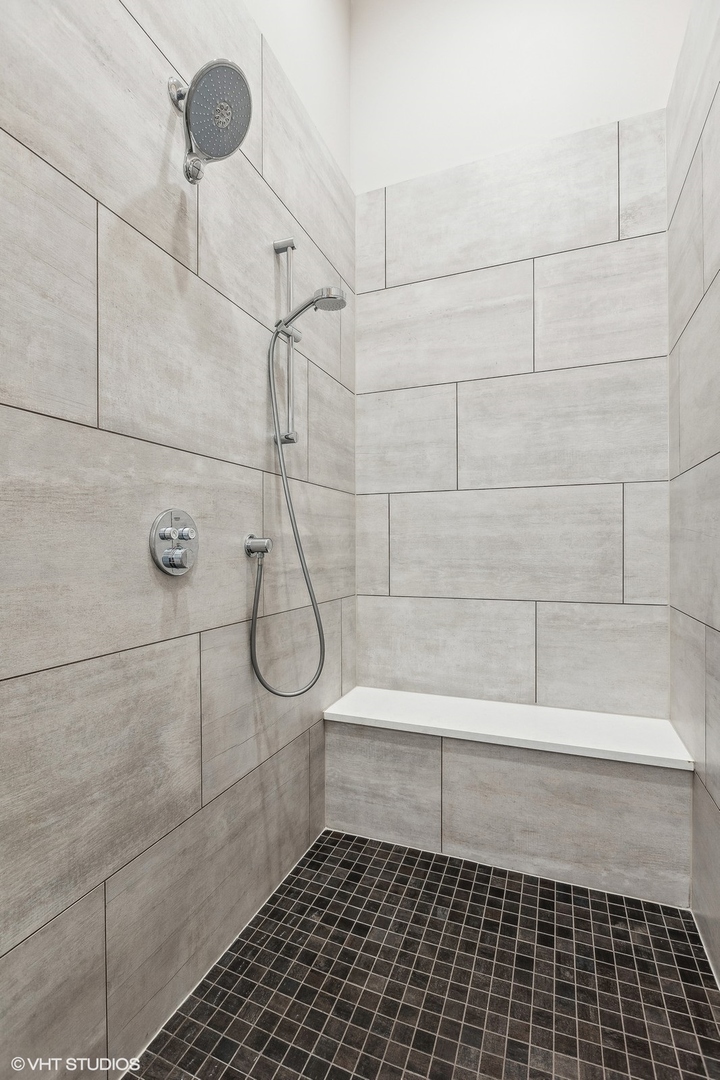 915 N HOYNE Avenue Unit: 2