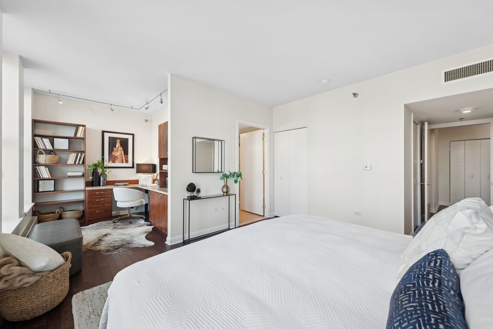 25 E Superior Street Unit: 2402