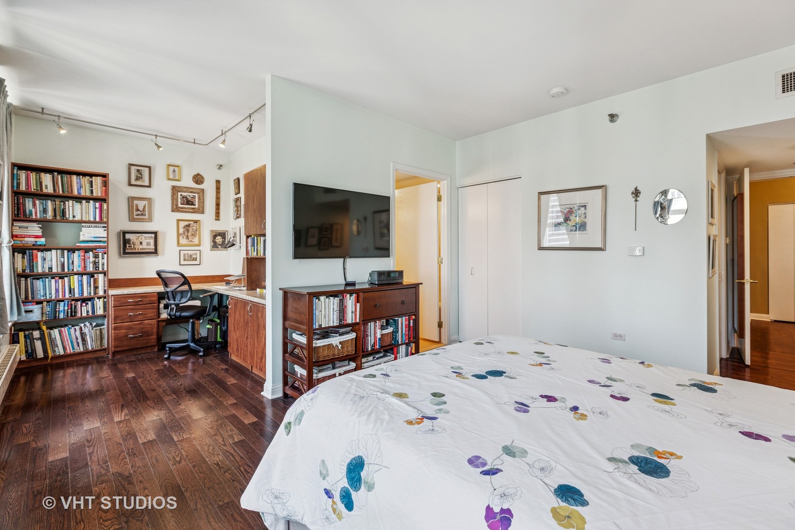 25 E Superior Street Unit: 2402