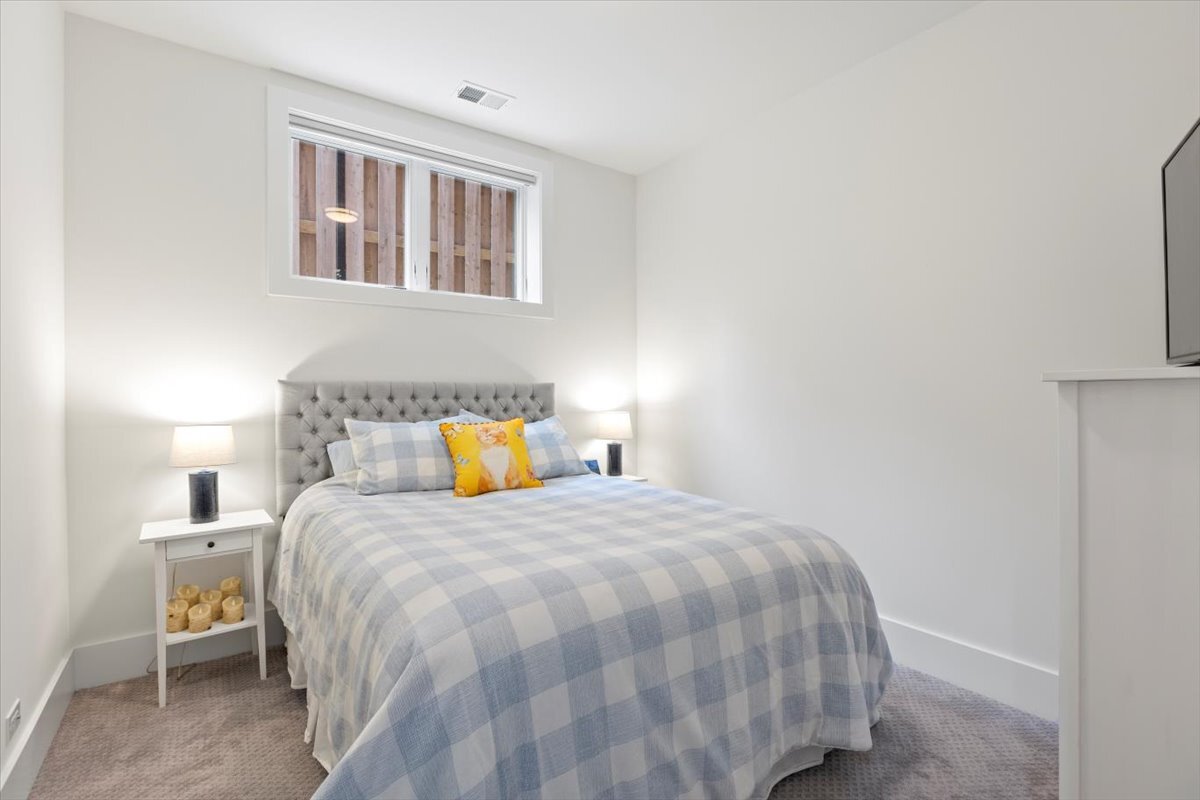 3837 N Kenmore Avenue Unit: 1E