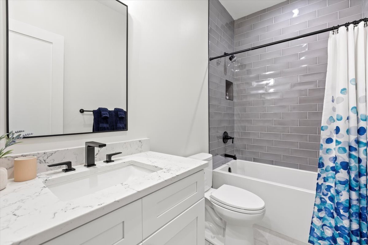 3837 N Kenmore Avenue Unit: 1E