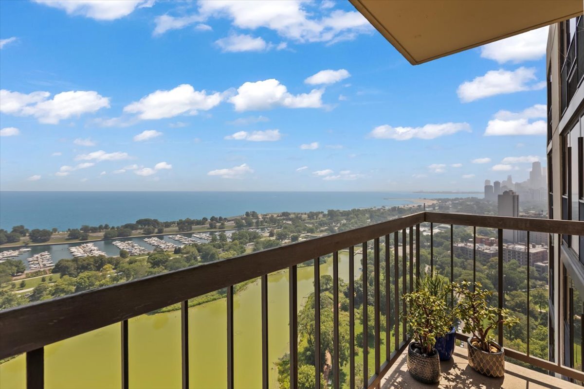 2500 N Lakeview Avenue Unit: 3404