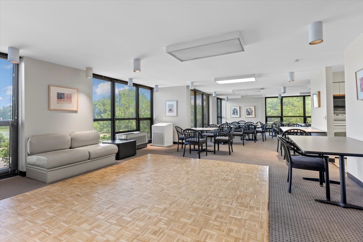 2500 N Lakeview Avenue Unit: 3404