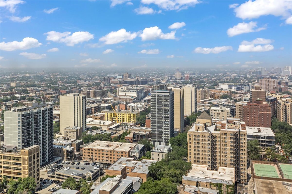 2500 N Lakeview Avenue Unit: 3404