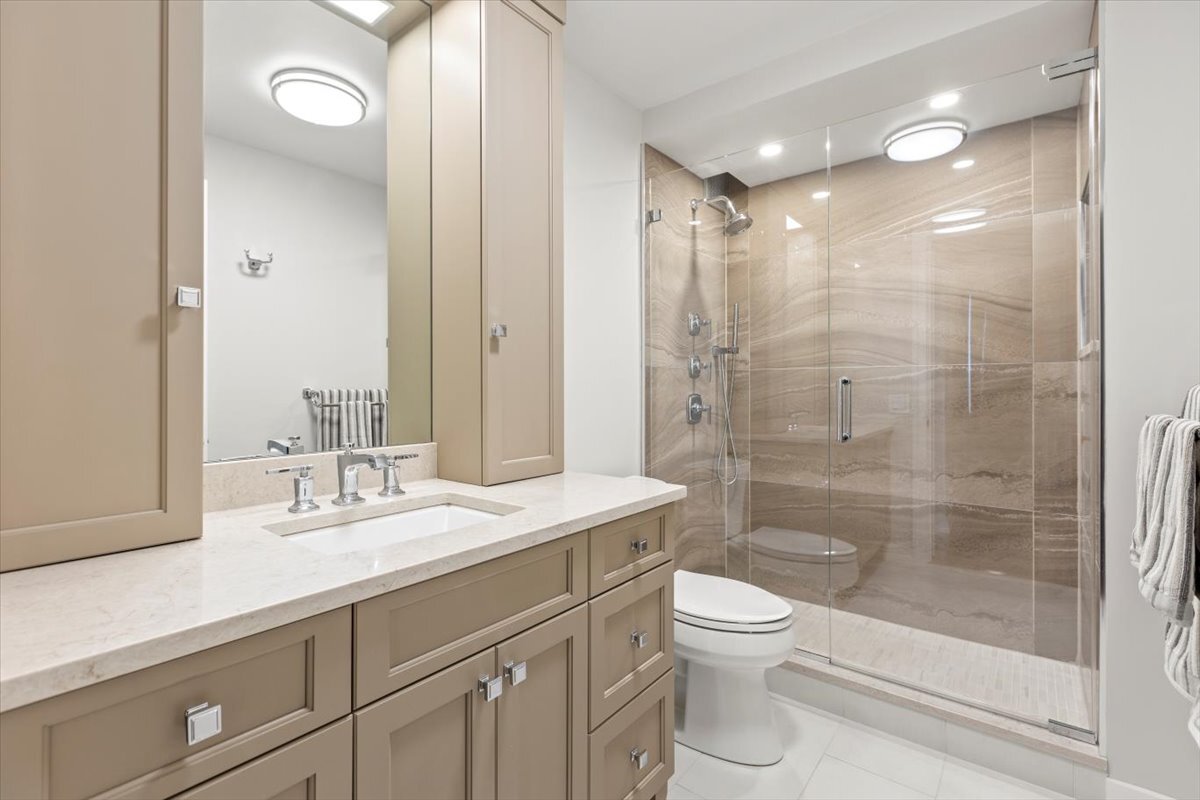 2500 N Lakeview Avenue Unit: 3404