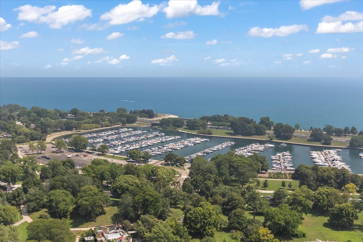 2500 N Lakeview Avenue Unit: 3404