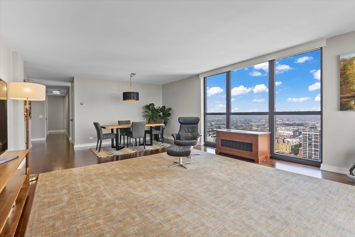 2500 N Lakeview Avenue Unit: 3404