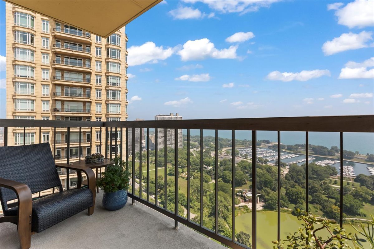 2500 N Lakeview Avenue Unit: 3404