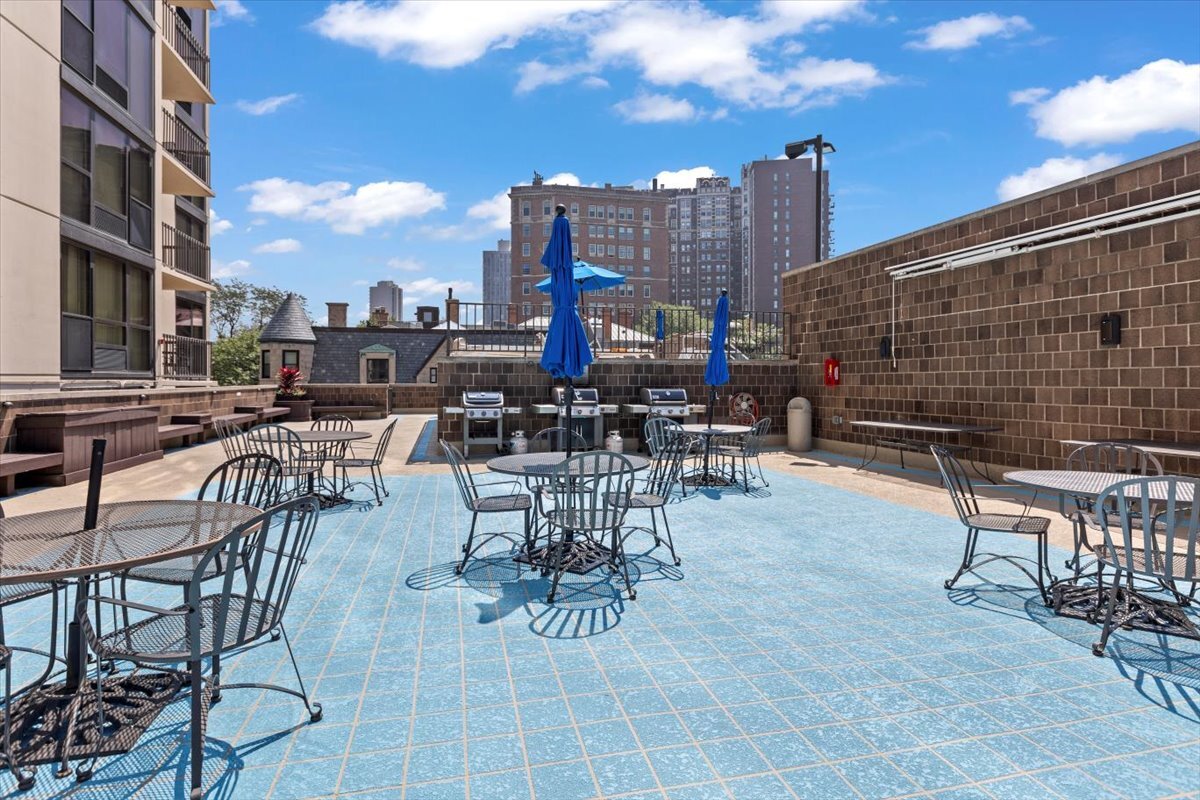 2500 N Lakeview Avenue Unit: 3404
