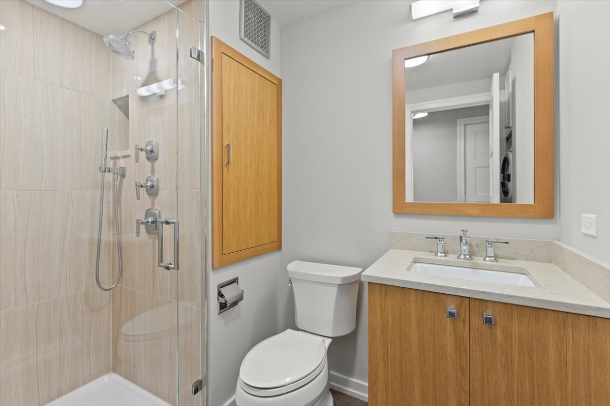 2500 N Lakeview Avenue Unit: 3404