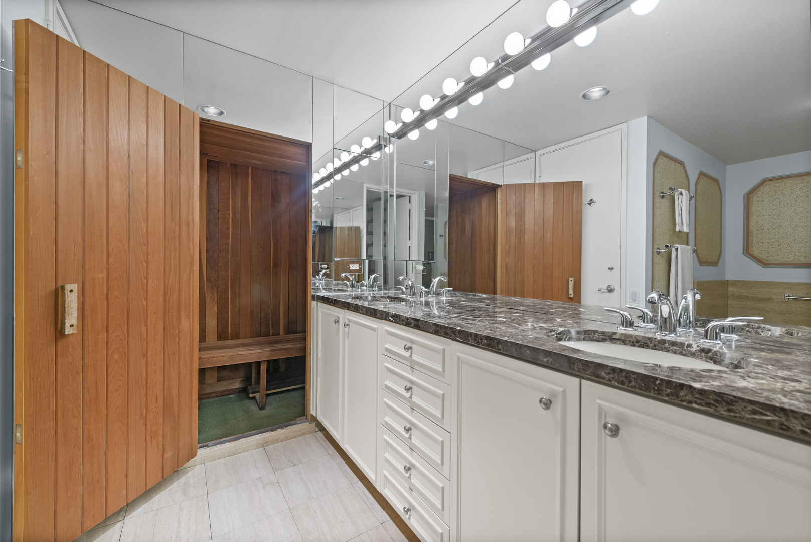 180 E Pearson Street Unit: 3904