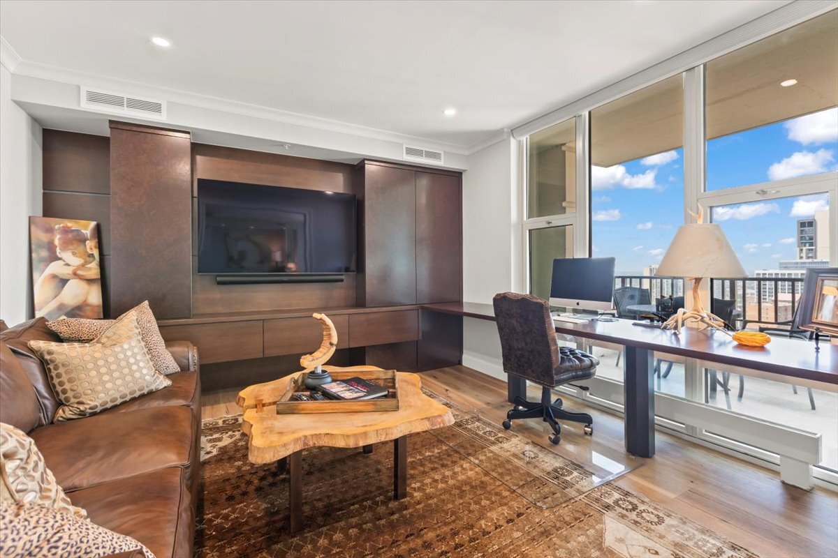 25 E Superior Street Unit: 3402