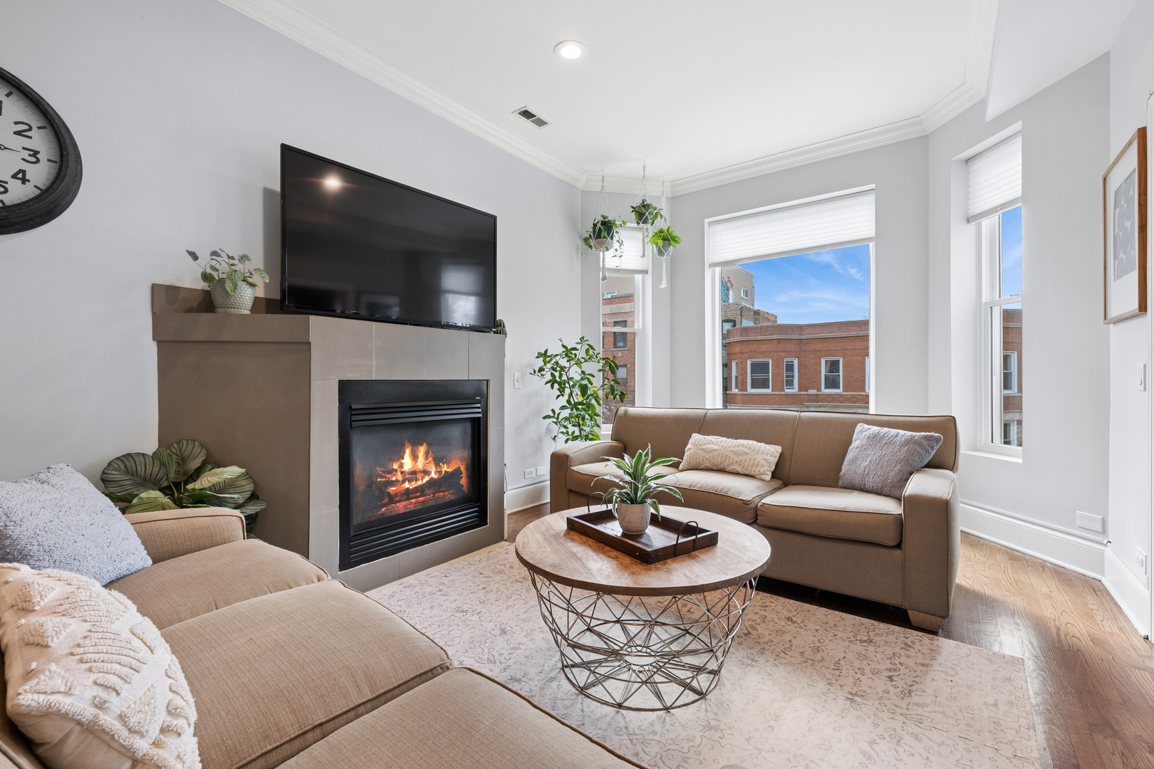 3745 N WILTON Avenue Unit: 2