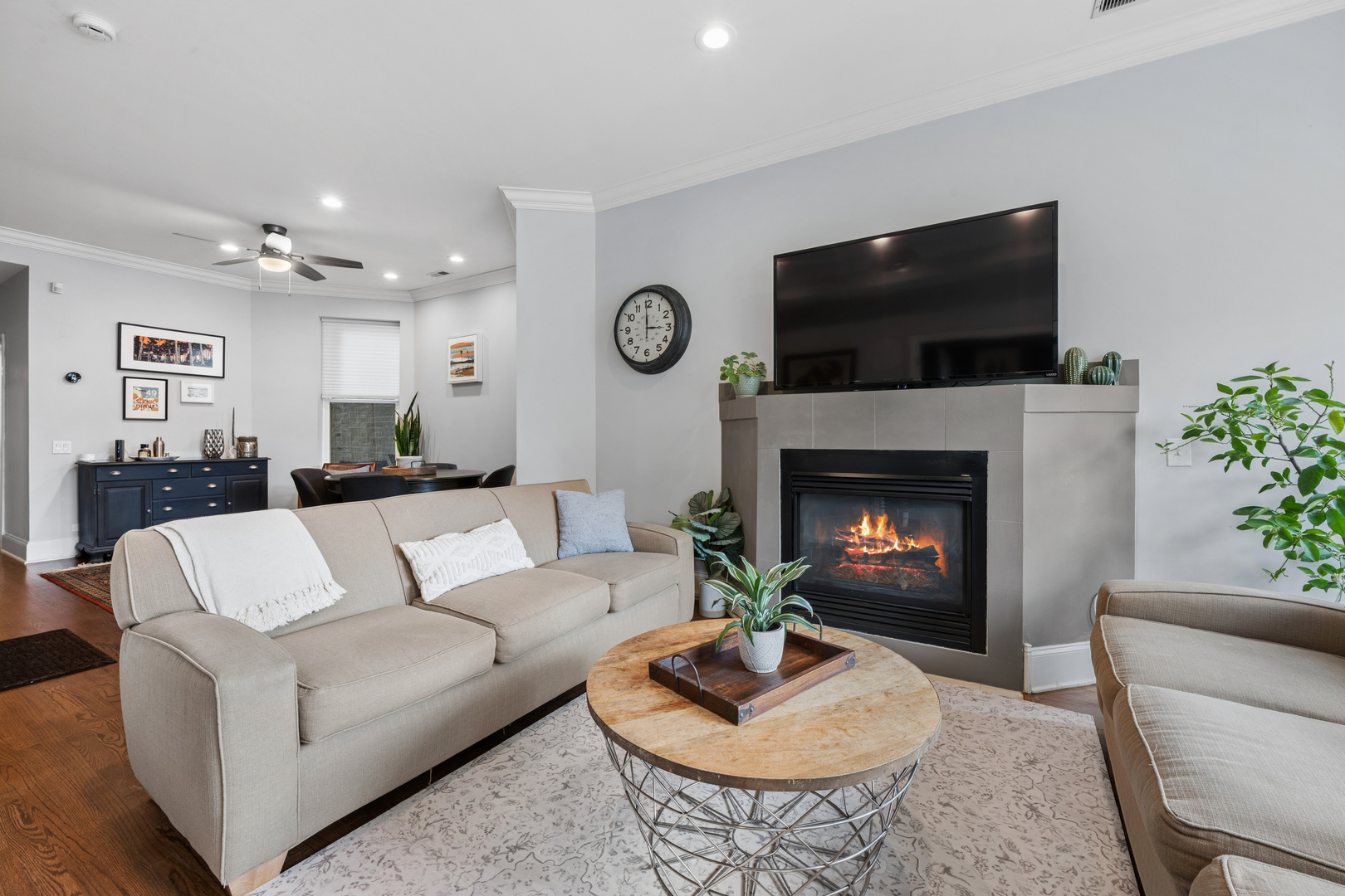 3745 N WILTON Avenue Unit: 2