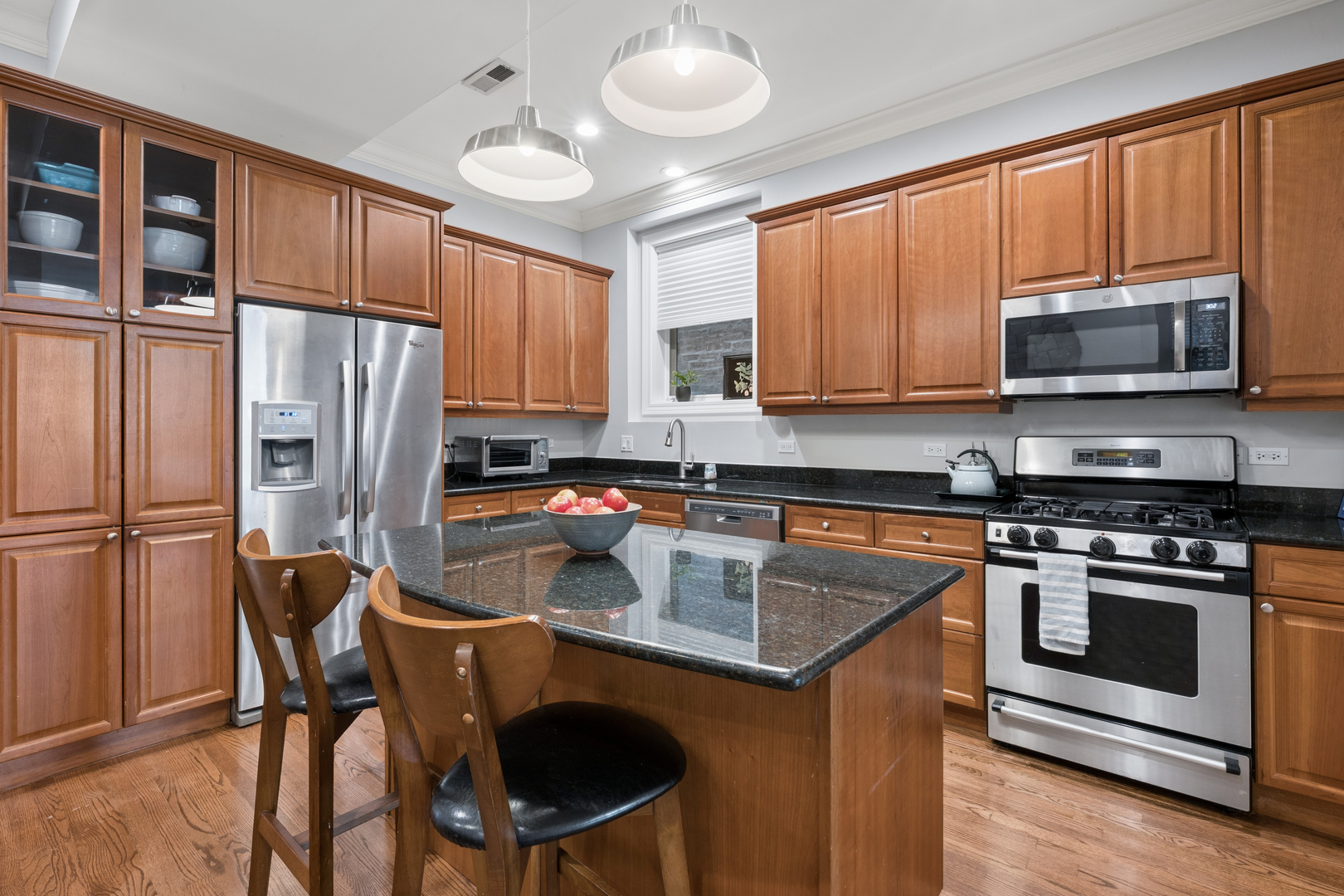 3745 N WILTON Avenue Unit: 2