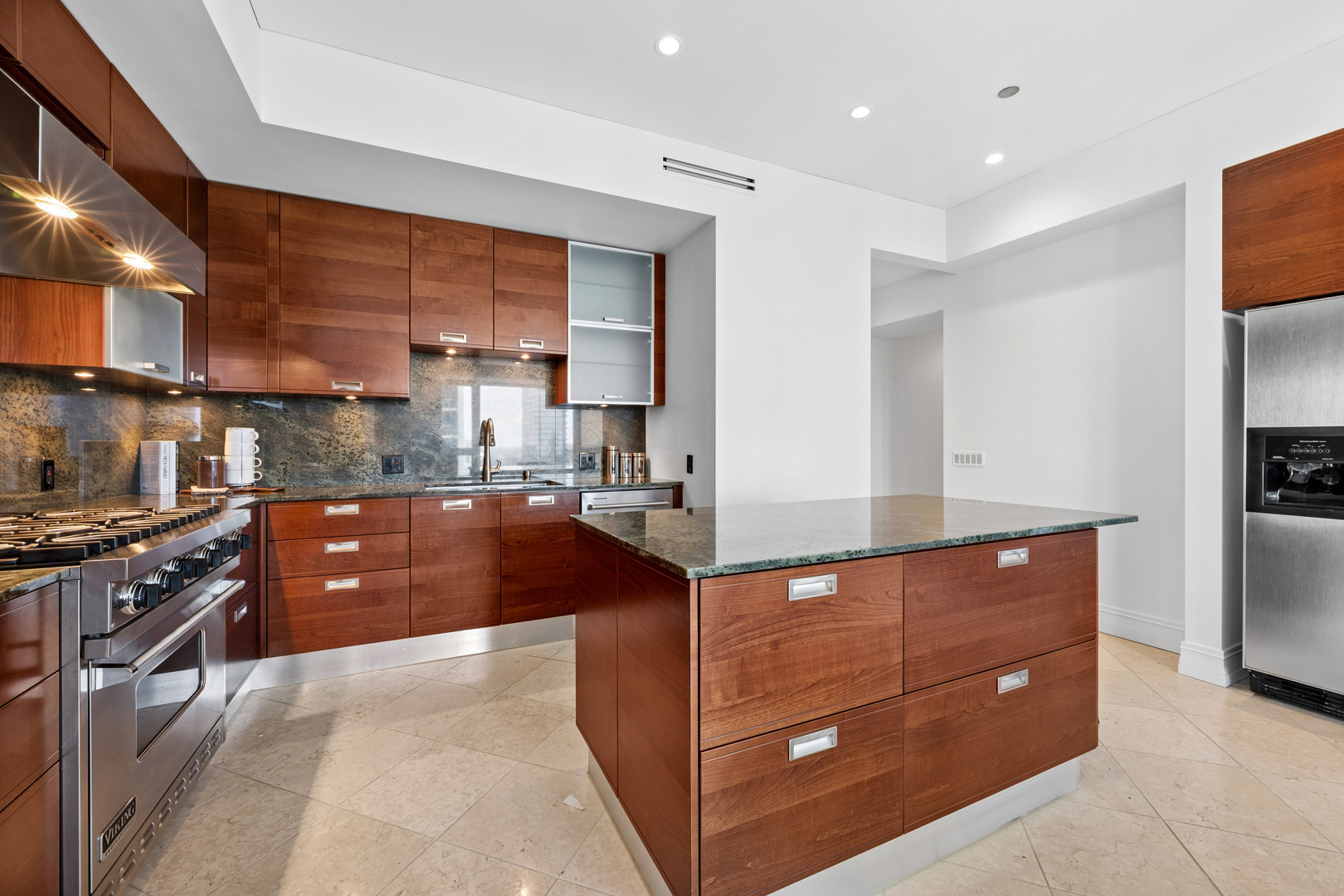 800 N MICHIGAN Avenue Unit: 3203