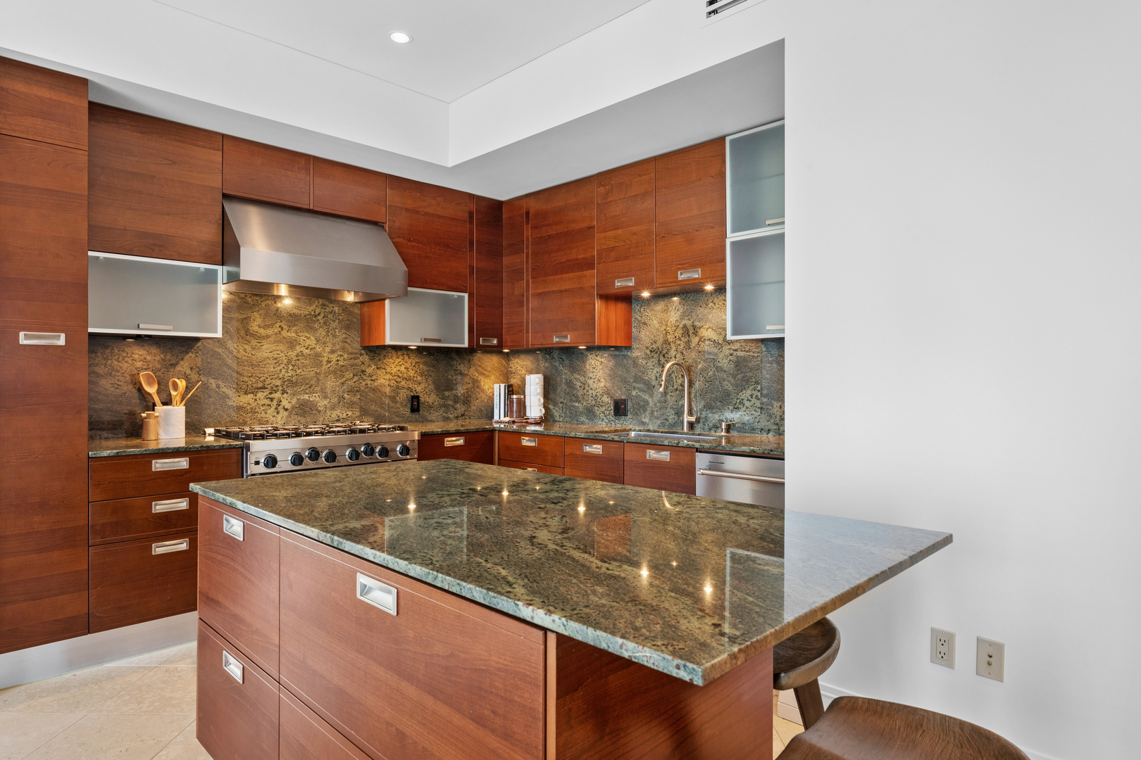 800 N MICHIGAN Avenue Unit: 3203