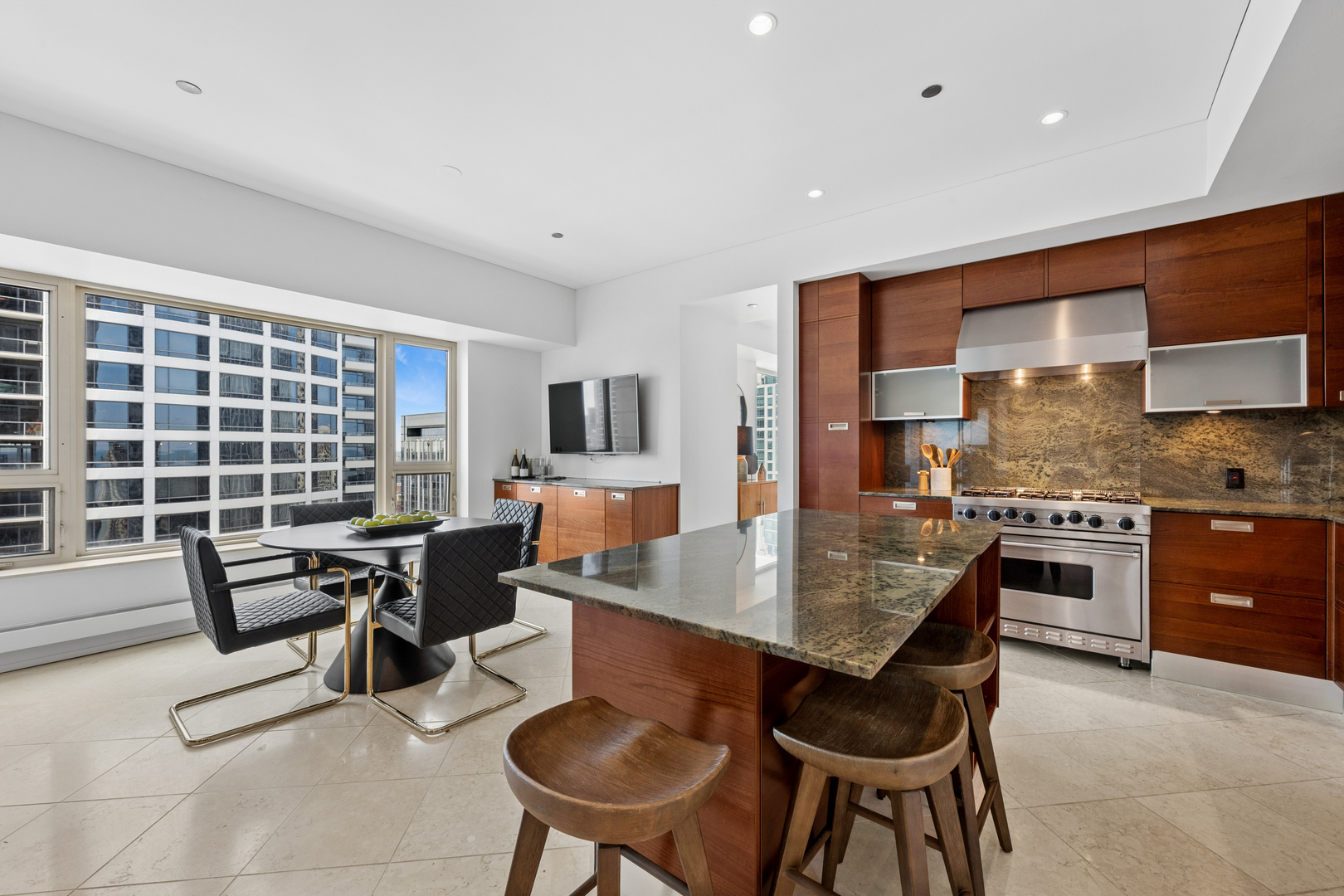 800 N MICHIGAN Avenue Unit: 3203