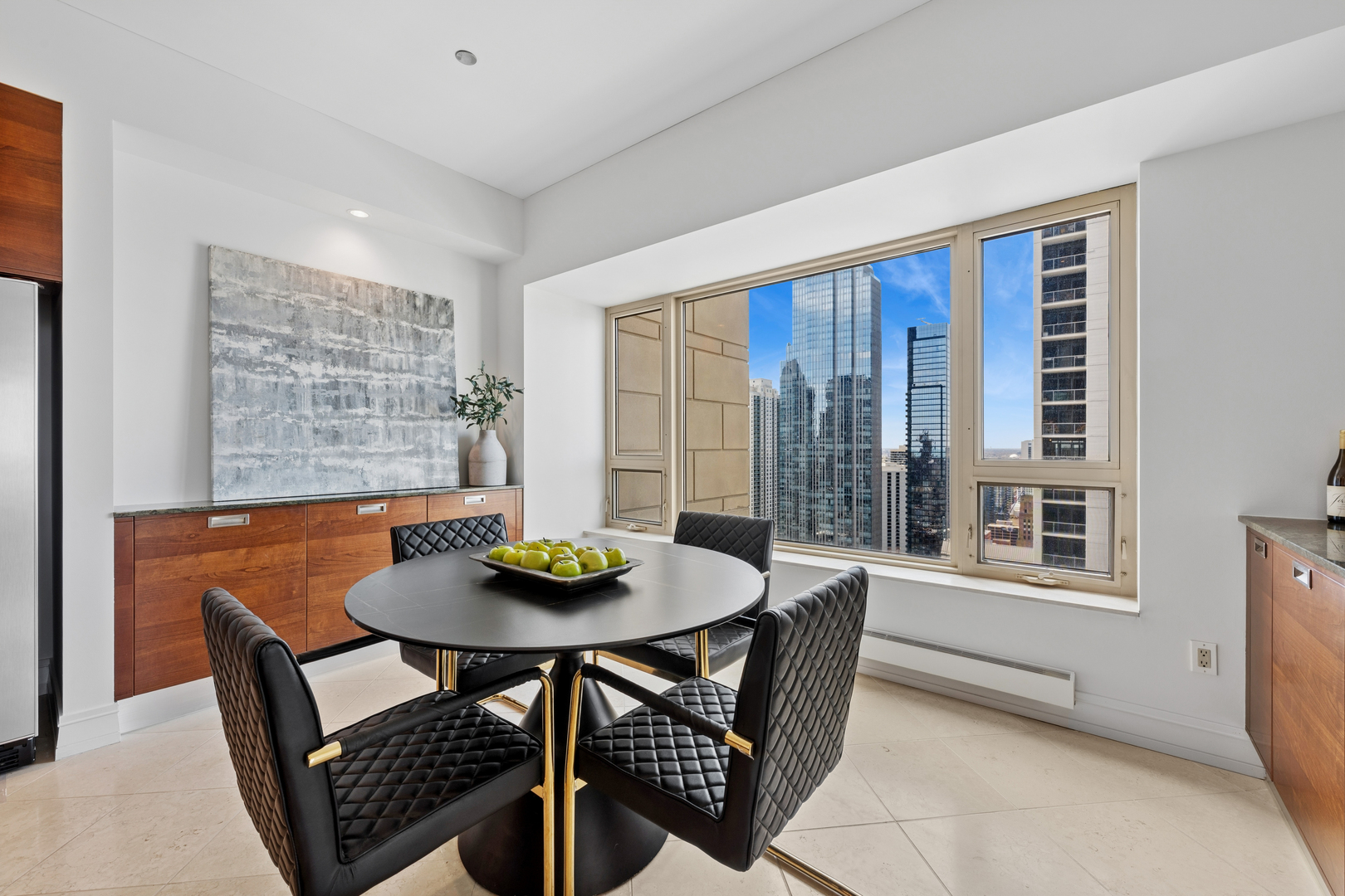 800 N MICHIGAN Avenue Unit: 3203