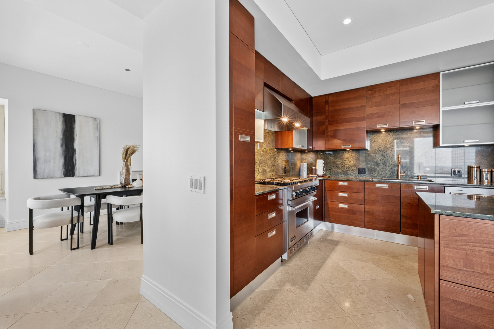 800 N MICHIGAN Avenue Unit: 3203